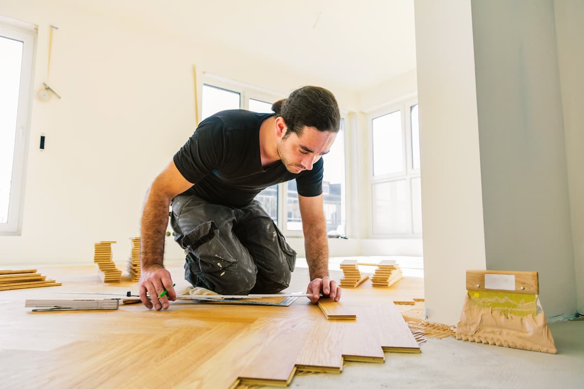 handwerker-boden-verlegen-holz-parkett-leisten-renovieren-karepa-adobestock